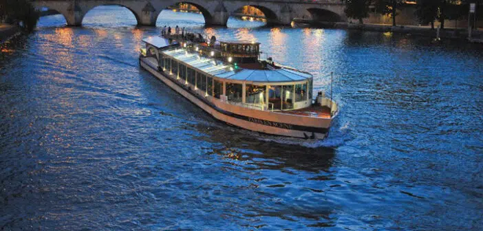 Ballade en péniche un soir à Paris