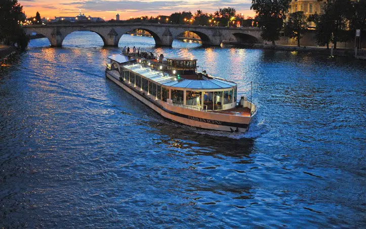 Ballade en péniche un soir à Paris