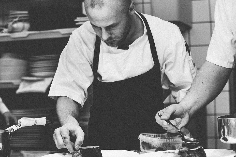 Chef à domicile: les avantages du restaurant sans les inconvénients
