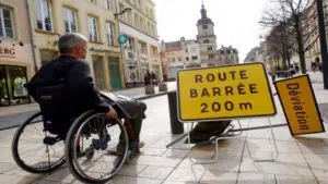 fauteuil roulant en ville