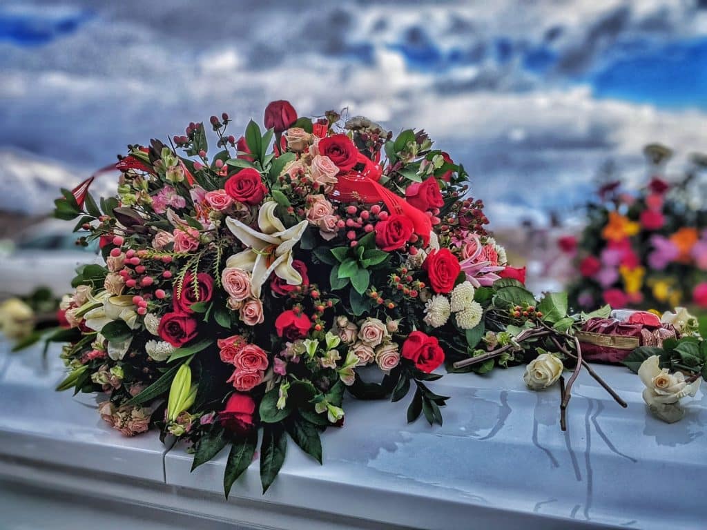 Fleurs sur un cercueil