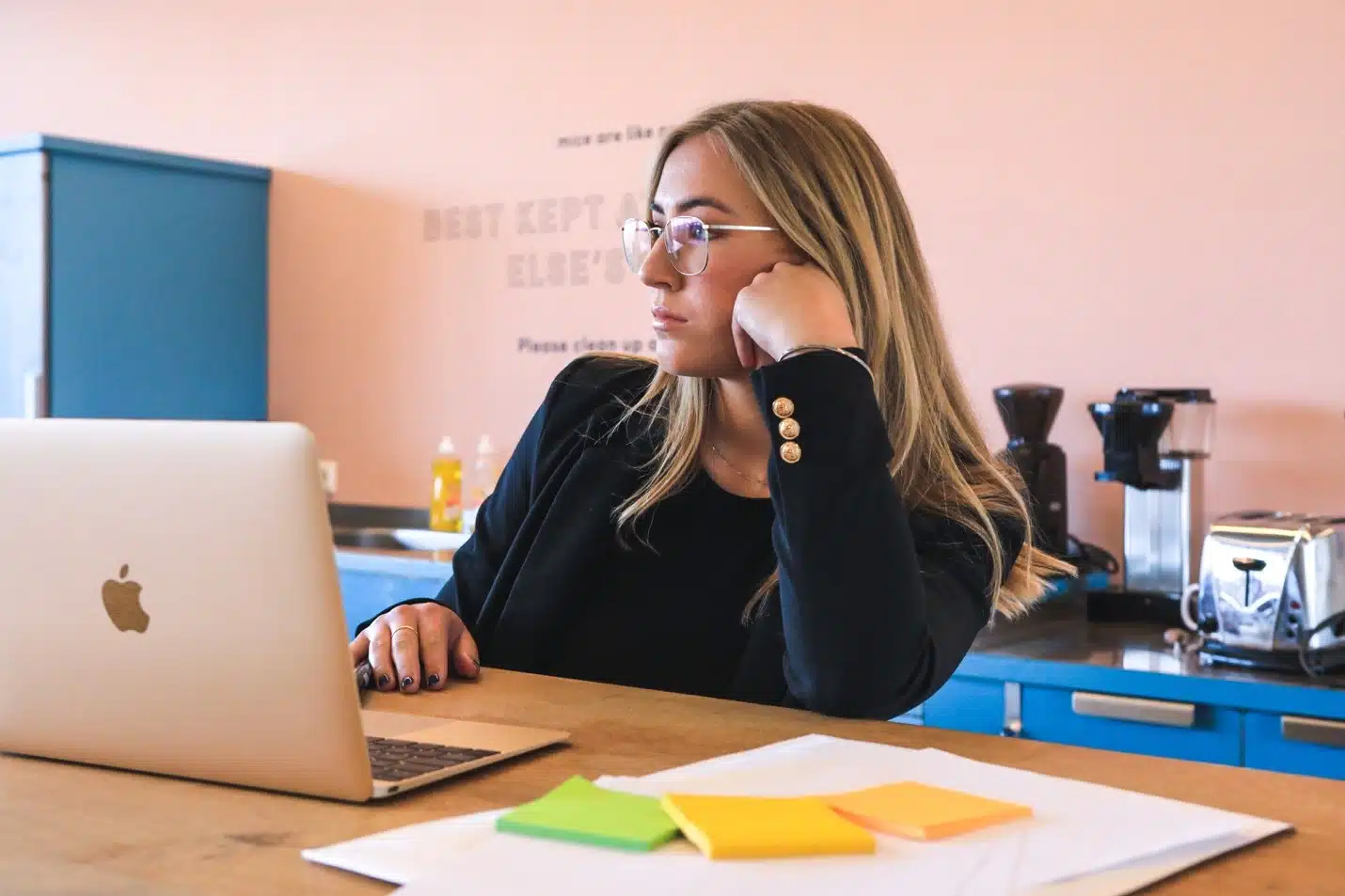 une étudiante devant son ordinateur