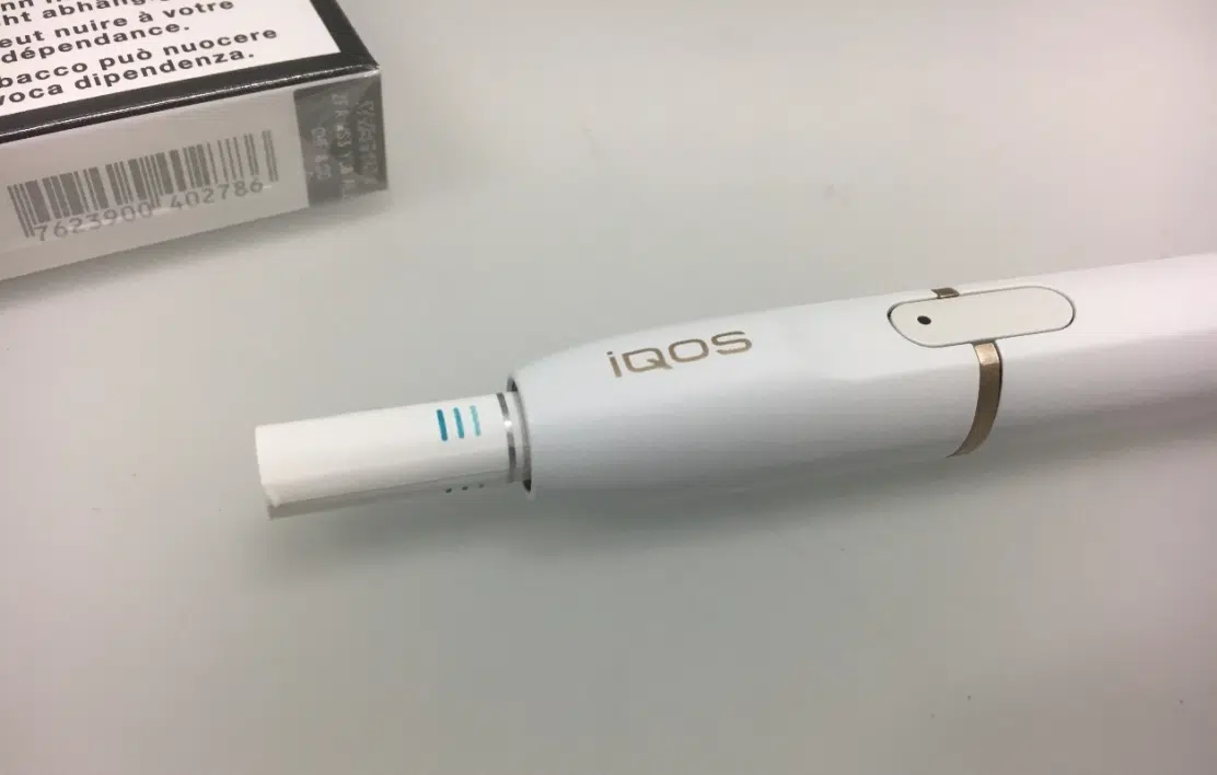 Fumer la cigarette IQOS