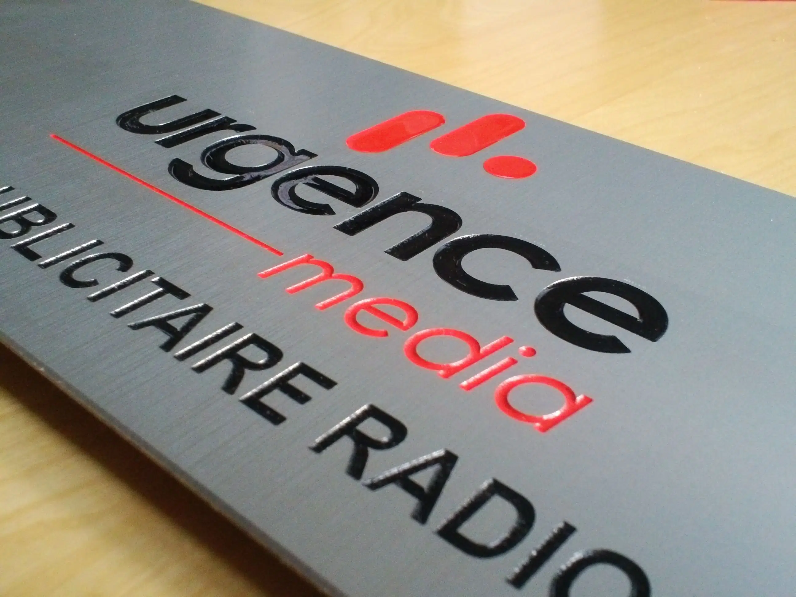 Une plaque professionnelle en aluminium