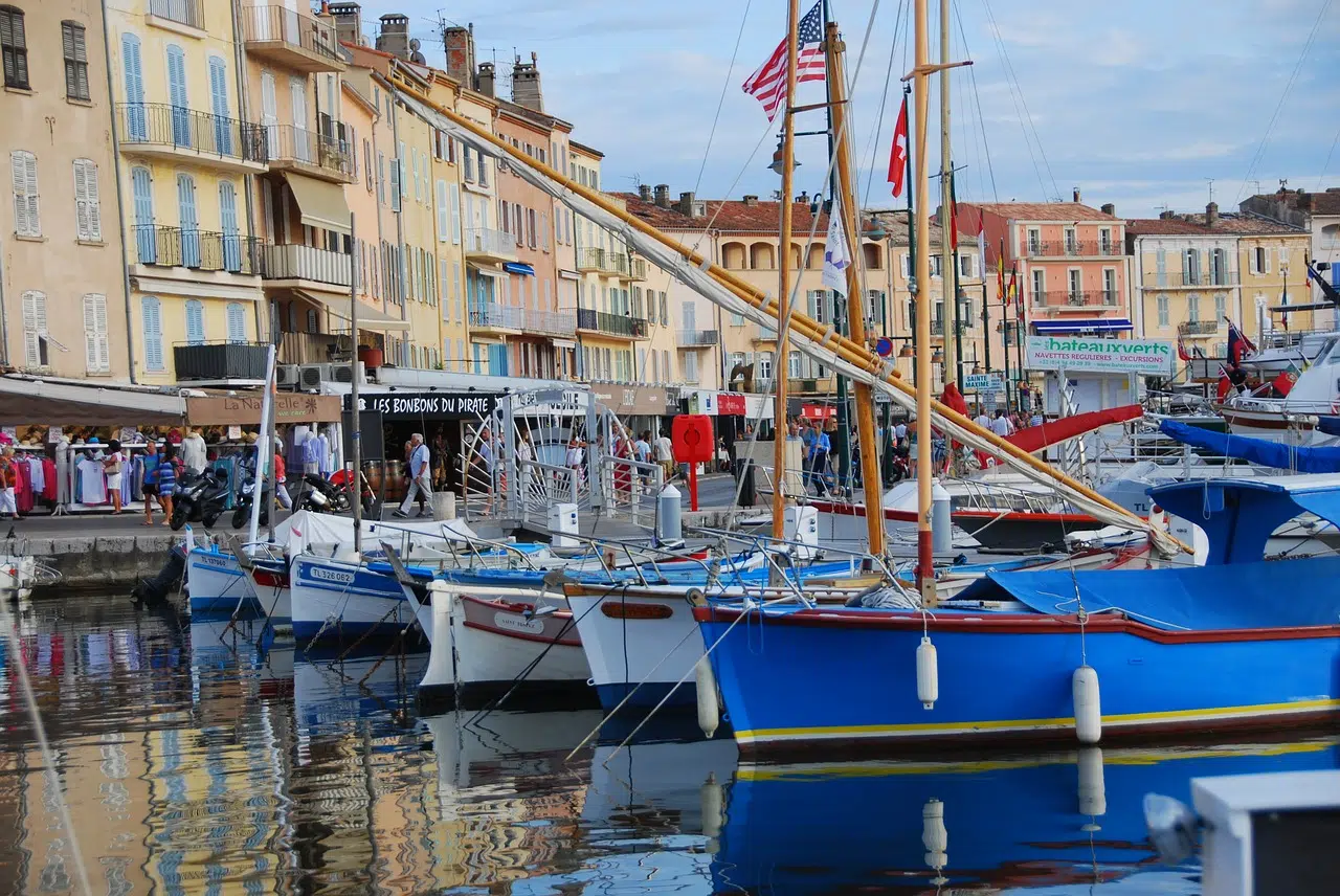 Saint Tropez : en maillot de bain une pièce ou en triangle bikini, profitez bien de la ville