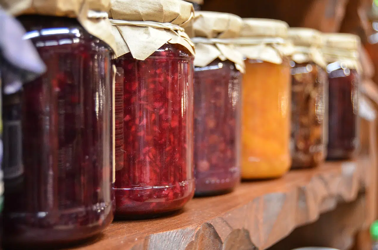 Des bocaux de confiture