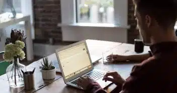 Homme travaillant sur un ordinateur