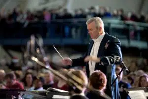 chef d'orchestre en concert devant son pupitre