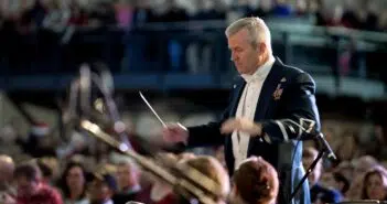 chef d'orchestre en concert devant son pupitre
