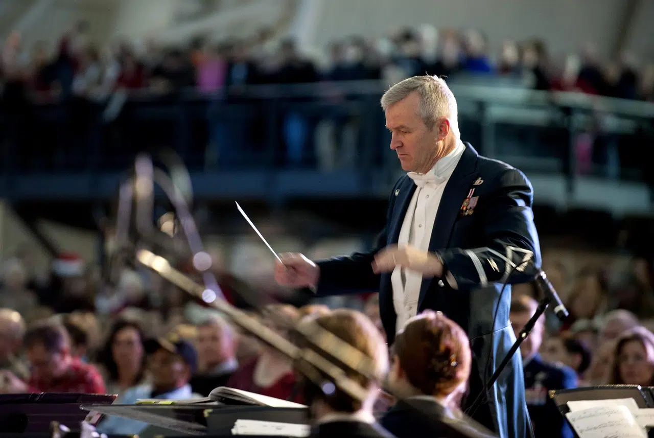 chef d'orchestre en concert devant son pupitre