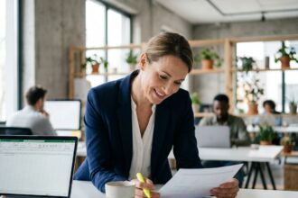 Femme professionnelle en portage salarial examinant un contrat dans un espace de coworking moderne