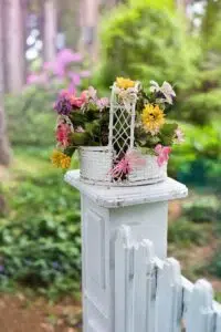 Poteau de portail blanc fleuri