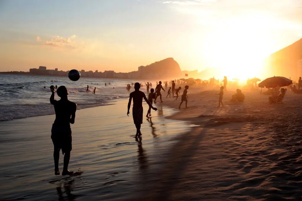 Des joueurs de foot sur une plage à Rio