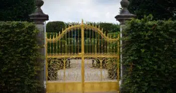 portail de jardin en fer forgé jaune