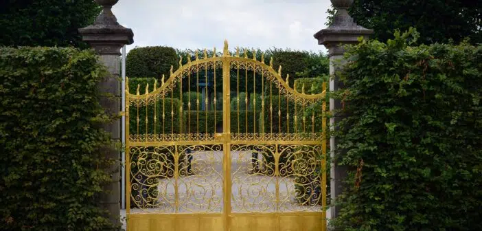 portail de jardin en fer forgé jaune