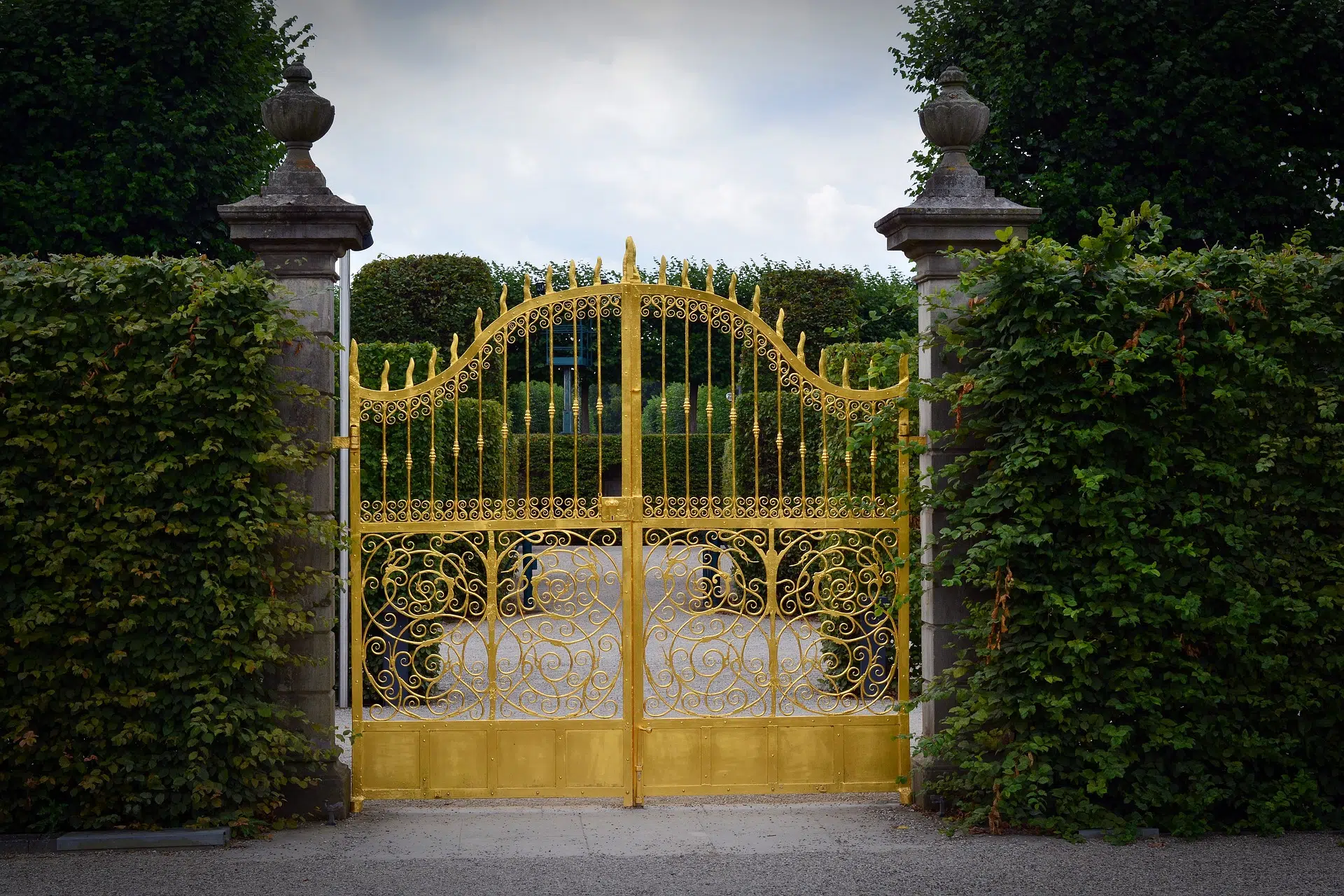 portail de jardin en fer forgé jaune