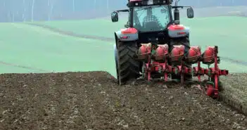 Le travail du sol en agriculture : la charrue, un équipement indispensable !