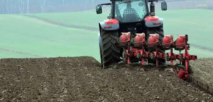Le travail du sol en agriculture : la charrue, un équipement indispensable !