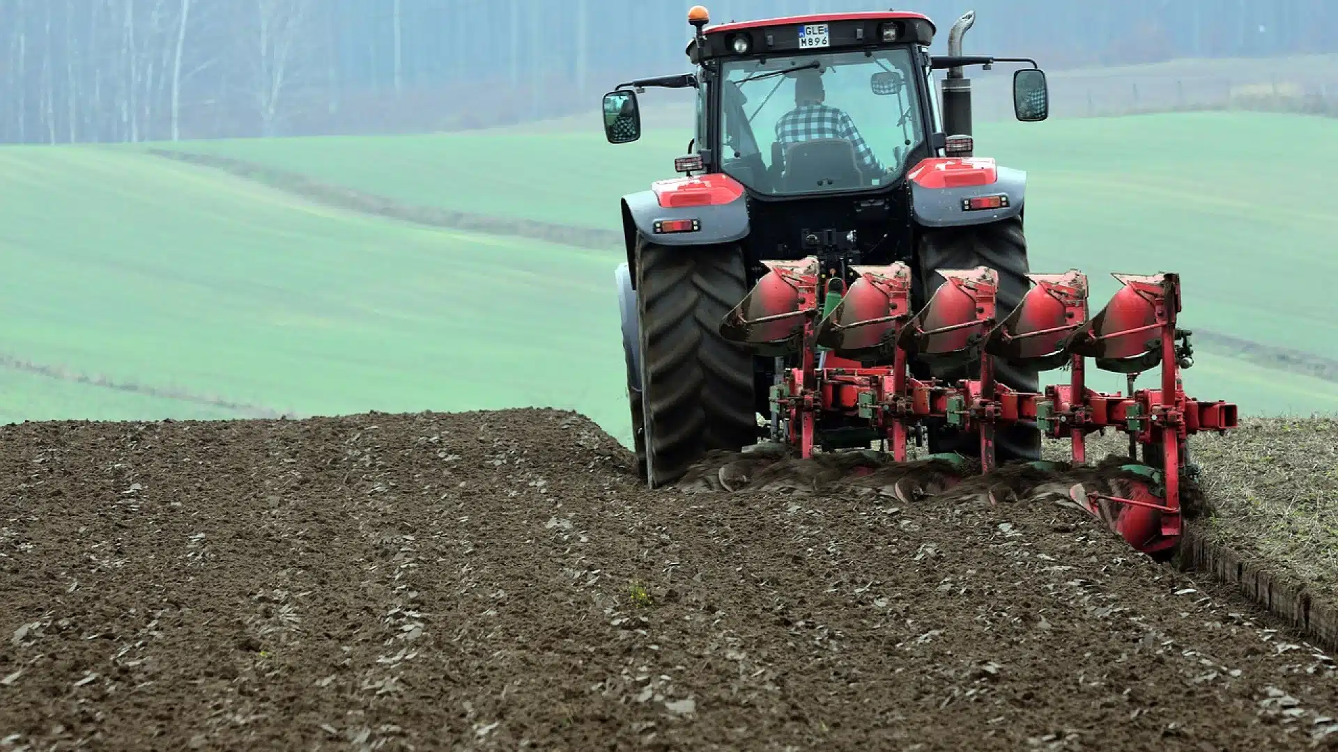 Le travail du sol en agriculture : la charrue, un équipement indispensable !
