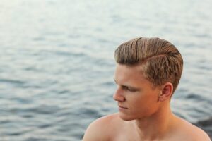 Coiffure homme avec un dégradé élégant et soigné