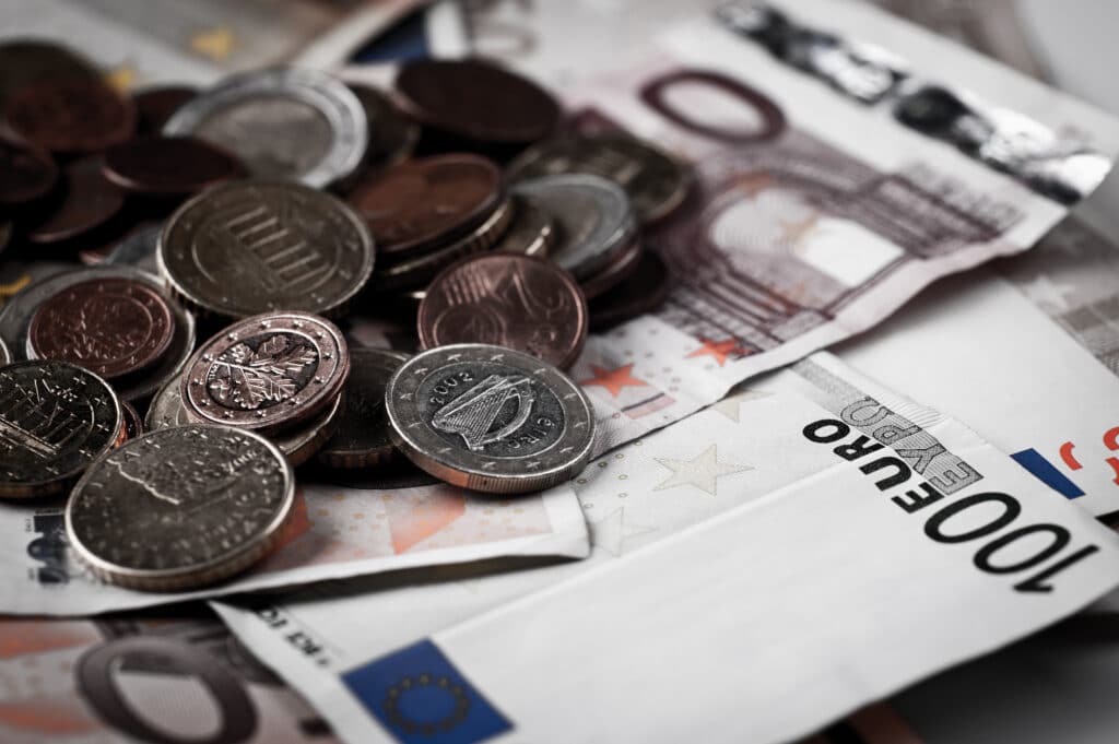 Des billets et des pièces