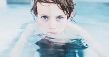 un enfant dans une piscine