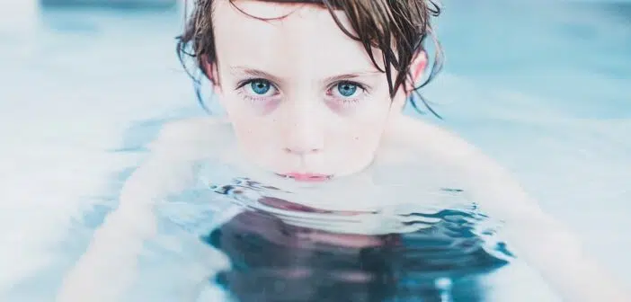 un enfant dans une piscine