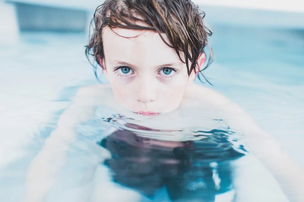 un enfant dans une piscine