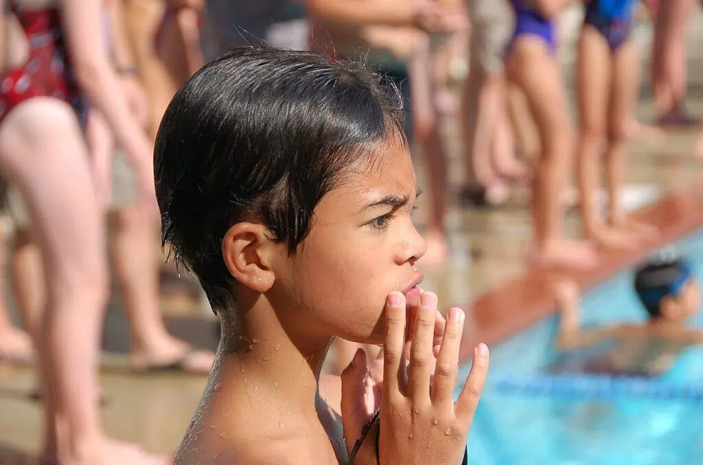 des enfants assistant à un cours de natation