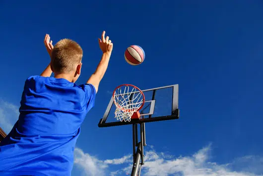 Un panier de basket mural pour enfant