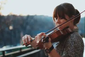 violoniste joue en plein air