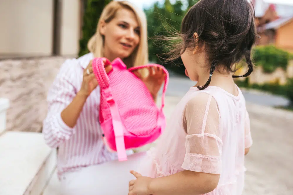 Petite fille en maternelle