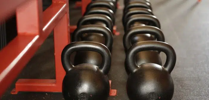 des appareils d'une salle de musculation