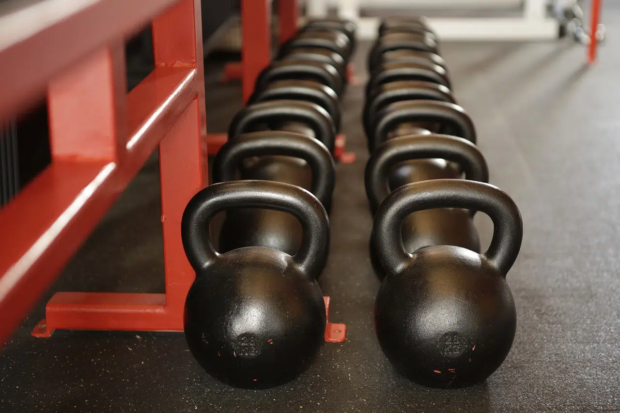 des appareils d'une salle de musculation