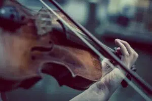 zoom sur un archet violon en plein jeu